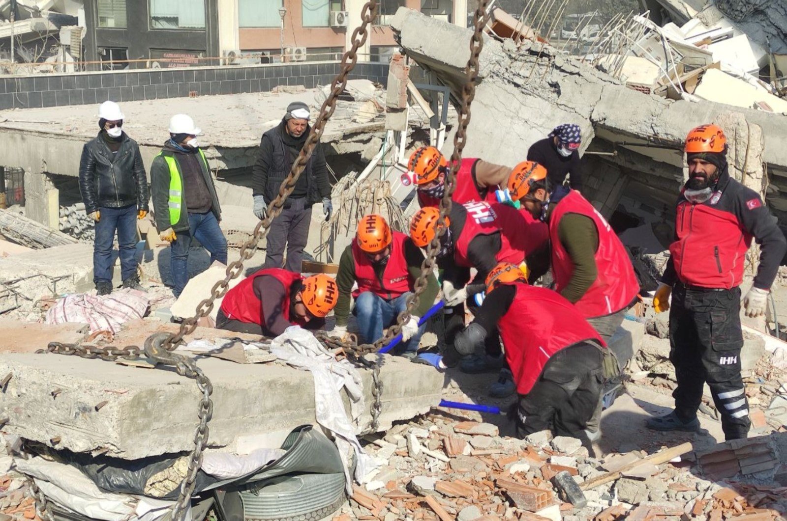 Penerjemah menjadi pengisi suara tim penyelamat di zona gempa Türkiye
