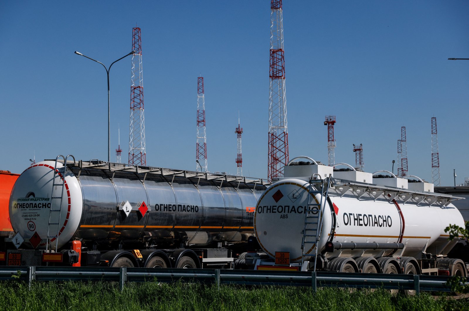 Petrol trucks are parked at Volodarskaya LPDS production facility owned by Transneft oil pipeline operator in the village of Konstantinovo in the Moscow region, Russia, June 8, 2022. (Reuters Photo)