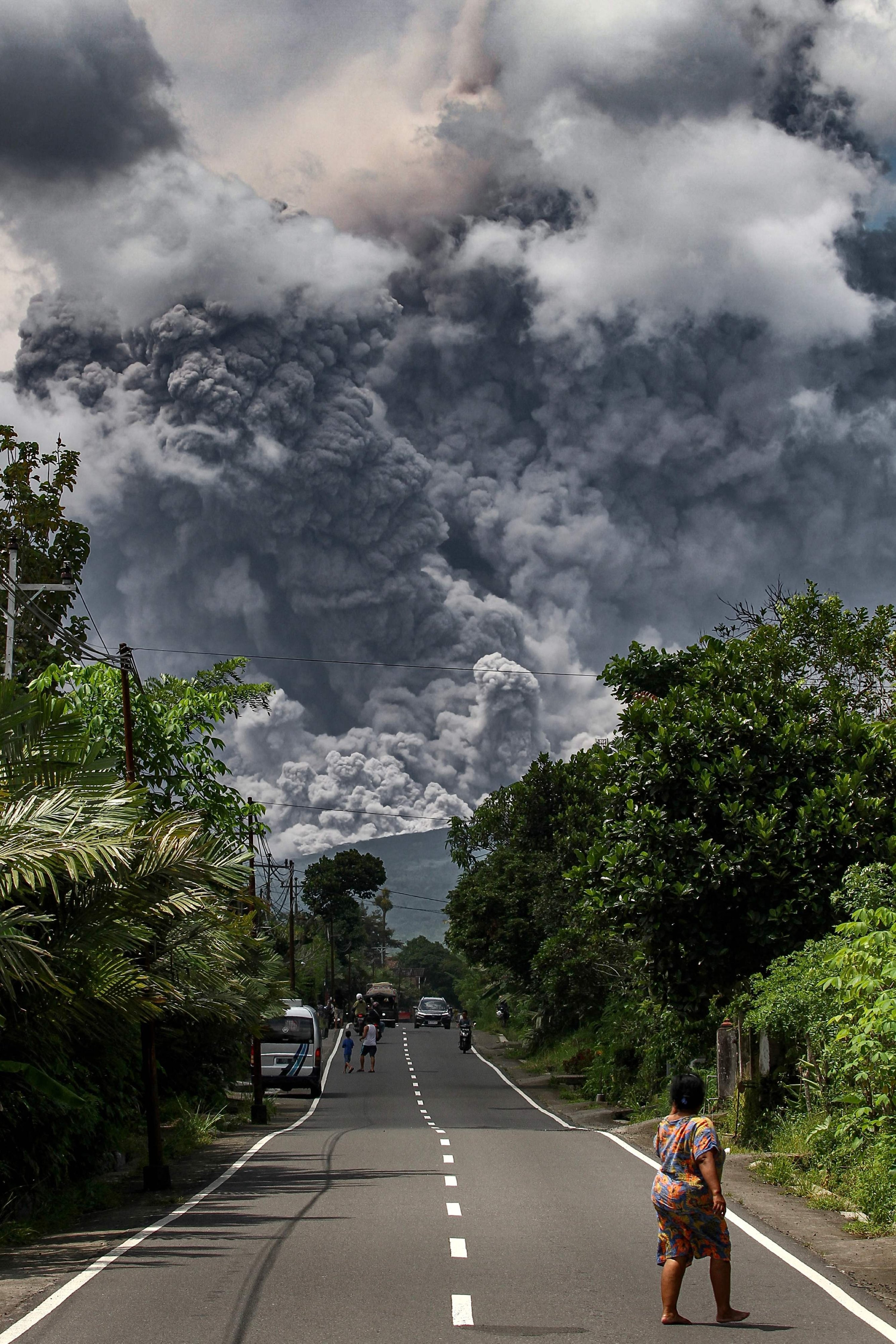 Asap tebal mengepul saat erupsi Gunung Merapi, terlihat dari desa Tunggularum di Sleman, Indonesia, 11 Maret 2023. (Foto AFP)
