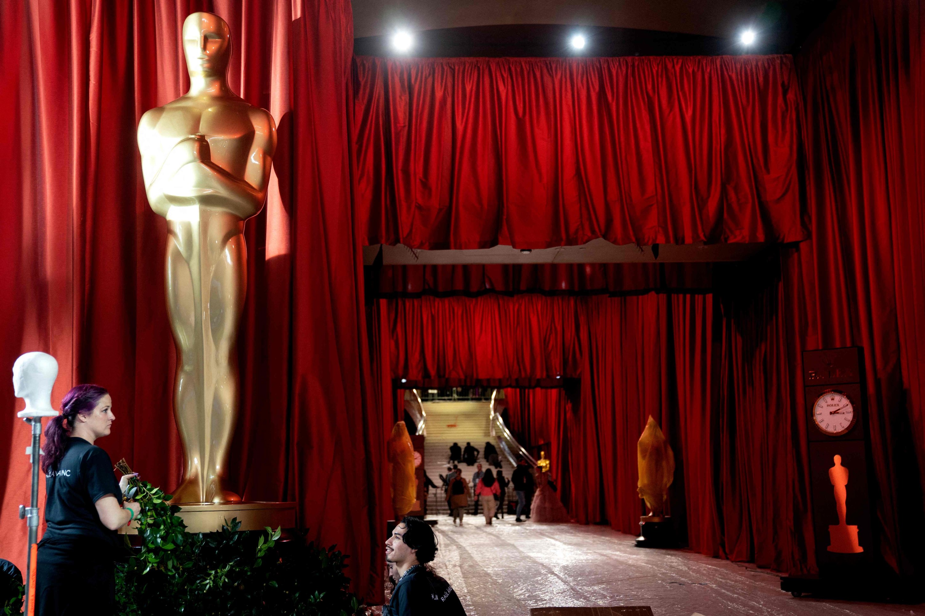 Persiapan akhir dilakukan di sepanjang area kedatangan karpet baca untuk Academy Awards ke-95, di Hollywood, Los Angeles, California, AS, 11 Maret 2023. (AFP Photo)