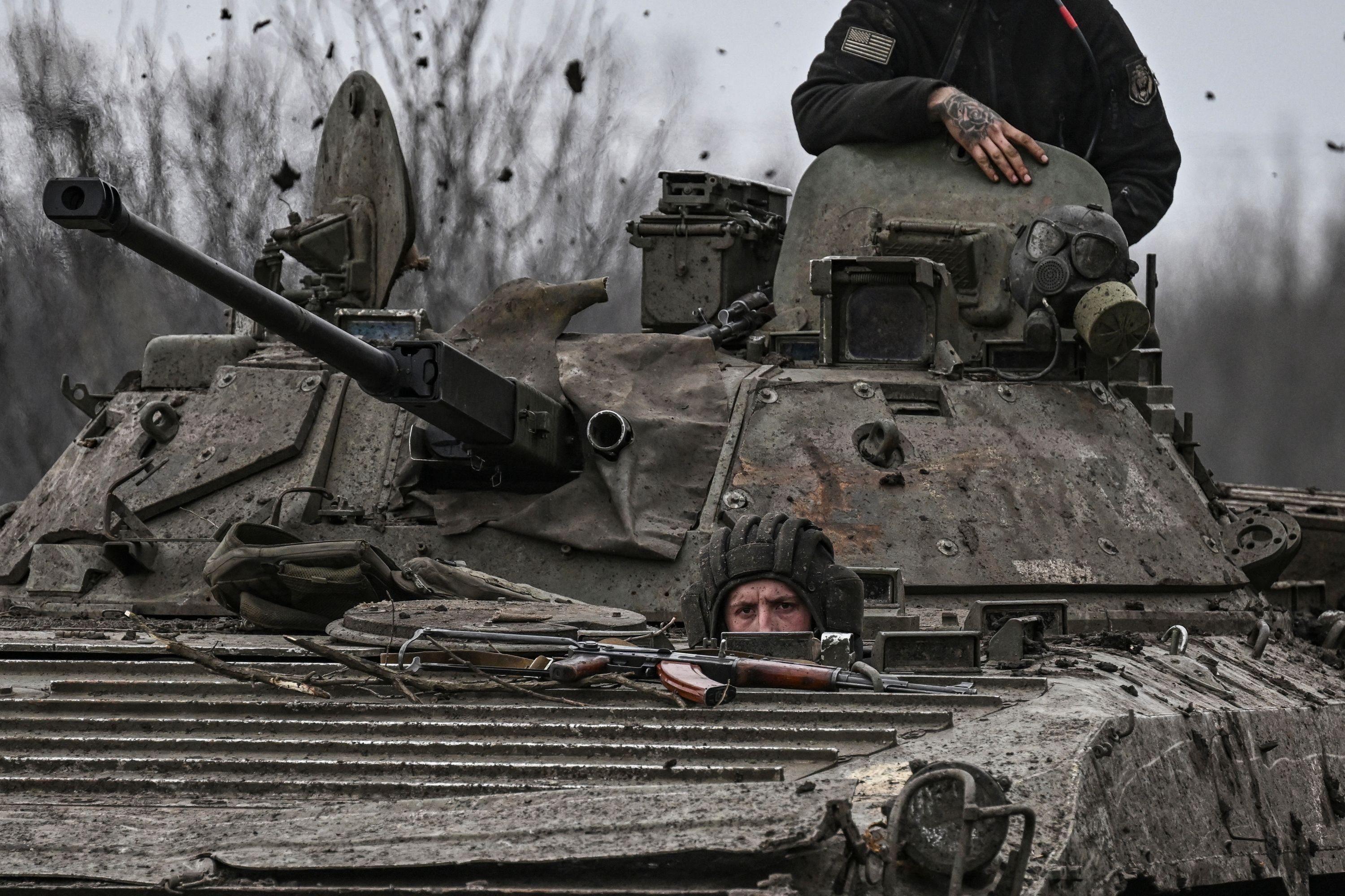 Seorang prajurit Ukraina melihat saat dia mengemudikan tank BMP-2 saat bergerak menuju kota Bakhmut, Ukraina, 11 Maret 2023. (Foto AFP)