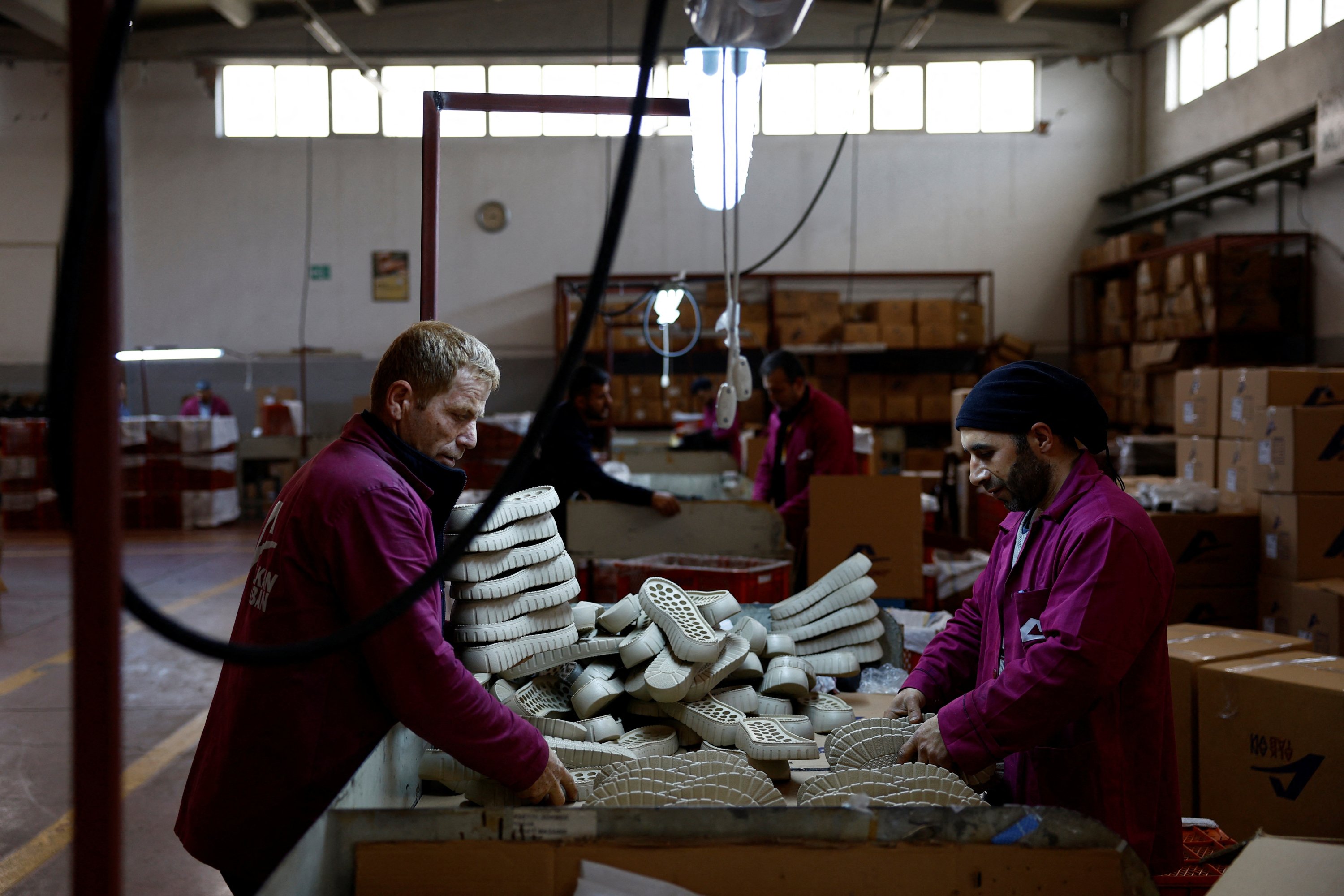 Pekerja produsen sol sepatu Alkan bekerja di pabrik di kompleks industri Antakya Organize Sanayi Bolgesi di Belen, provinsi Hatay, Türkiye selatan, 7 Maret 2023. (Foto Reuters)