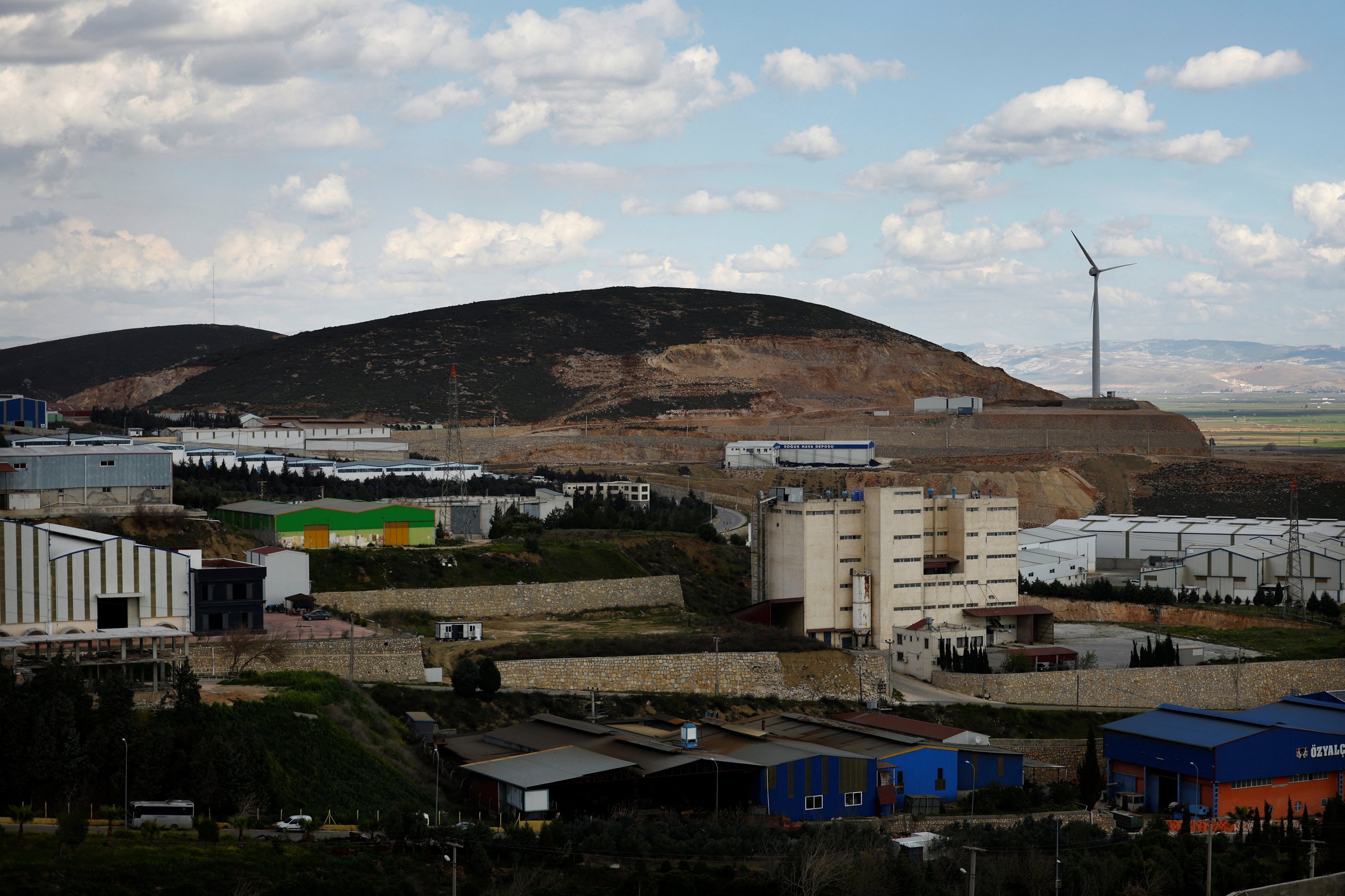 Kompleks industri Antakya Organize Sanayi Bolgesi digambarkan di Belen, provinsi Hatay, Türkiye selatan, 7 Maret 2023. (Foto Reuters)