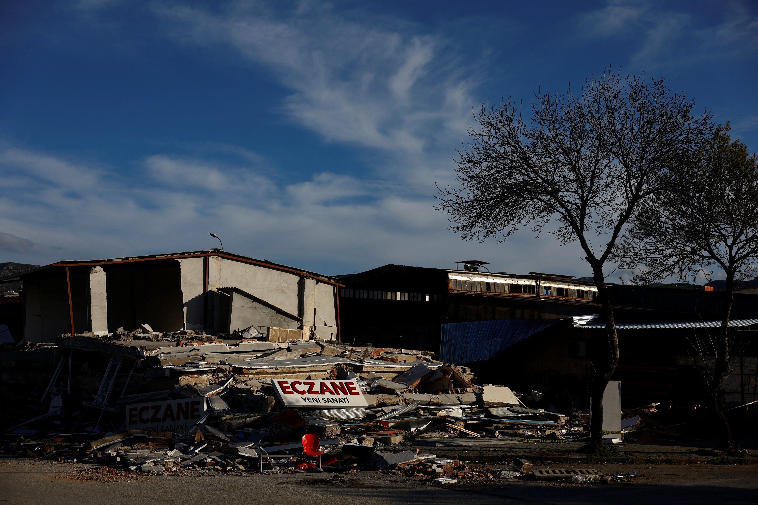 Bisnis yang hancur di Kawasan Industri Antakya Küçük Sanyi Sitesi digambarkan setelah gempa mematikan di Antakya, provinsi Hatay, Türkiye selatan, 7 Maret 2023. (Foto Reuters)