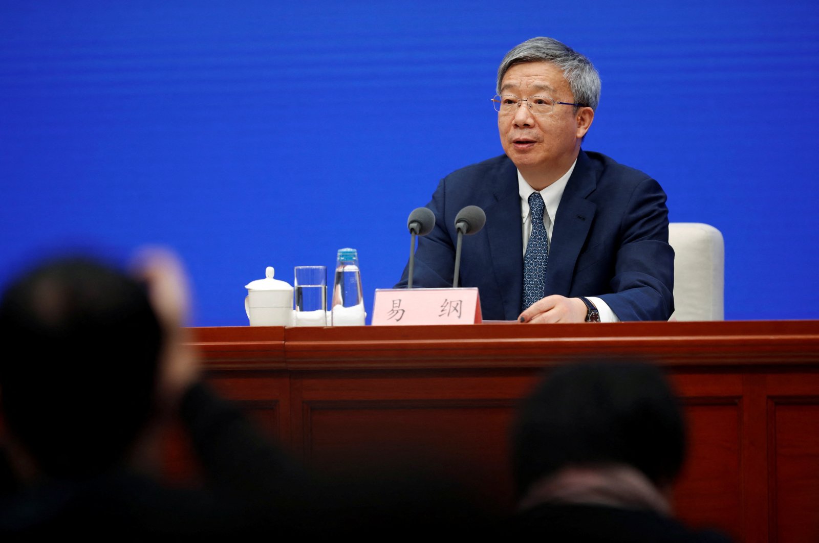 Dalam langkah tak terduga, China mengangkat kembali gubernur bank sentral