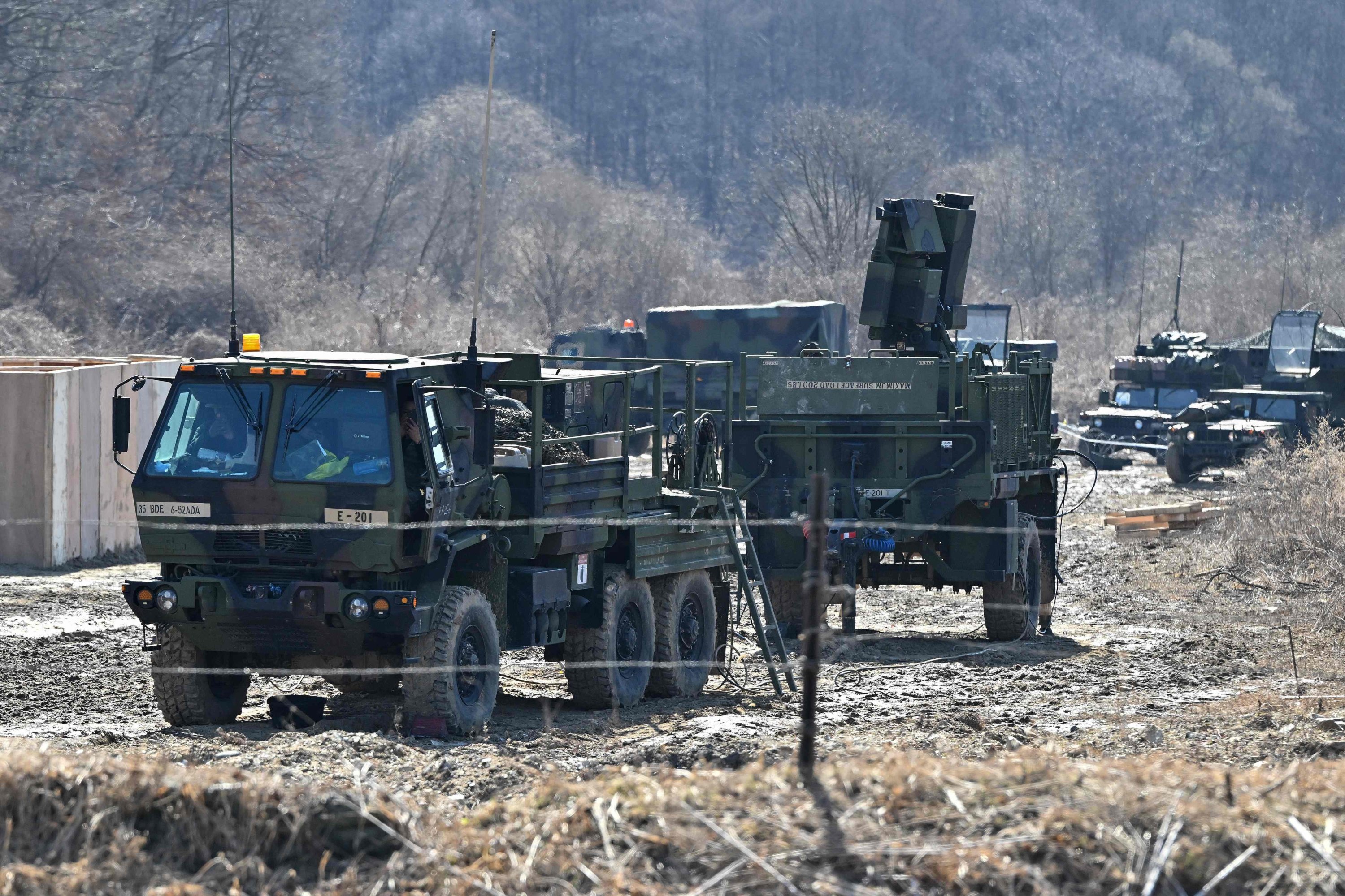 Kendaraan Angkatan Darat AS terlihat di lapangan latihan militer di kota perbatasan Paju, Korea Selatan.  13 Maret 2023. (Foto AFP)