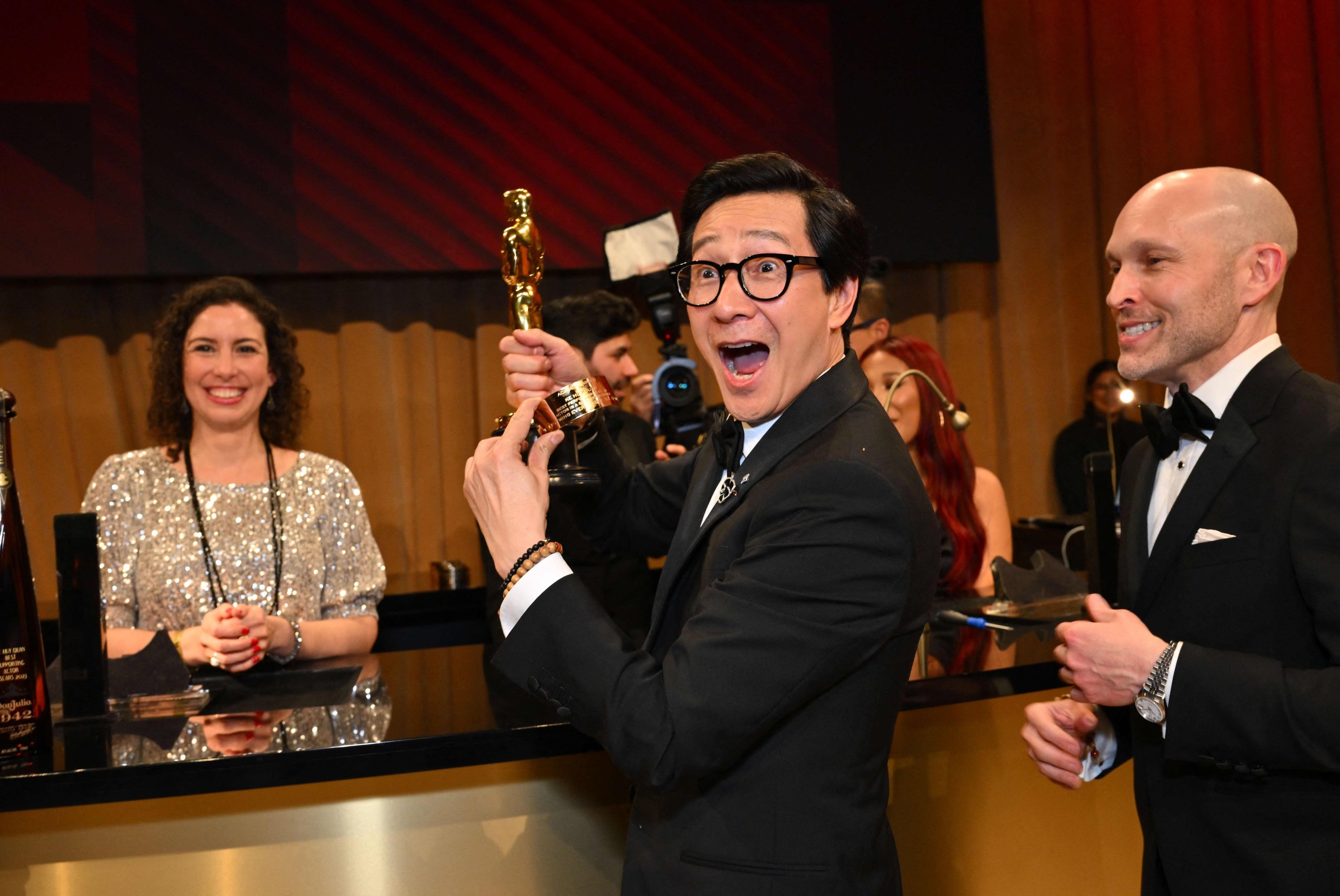 Aktor Vietnam-Amerika Ke Huy Quan (Tengah), pemenang Oscar untuk aktor terbaik dalam peran pendukung 