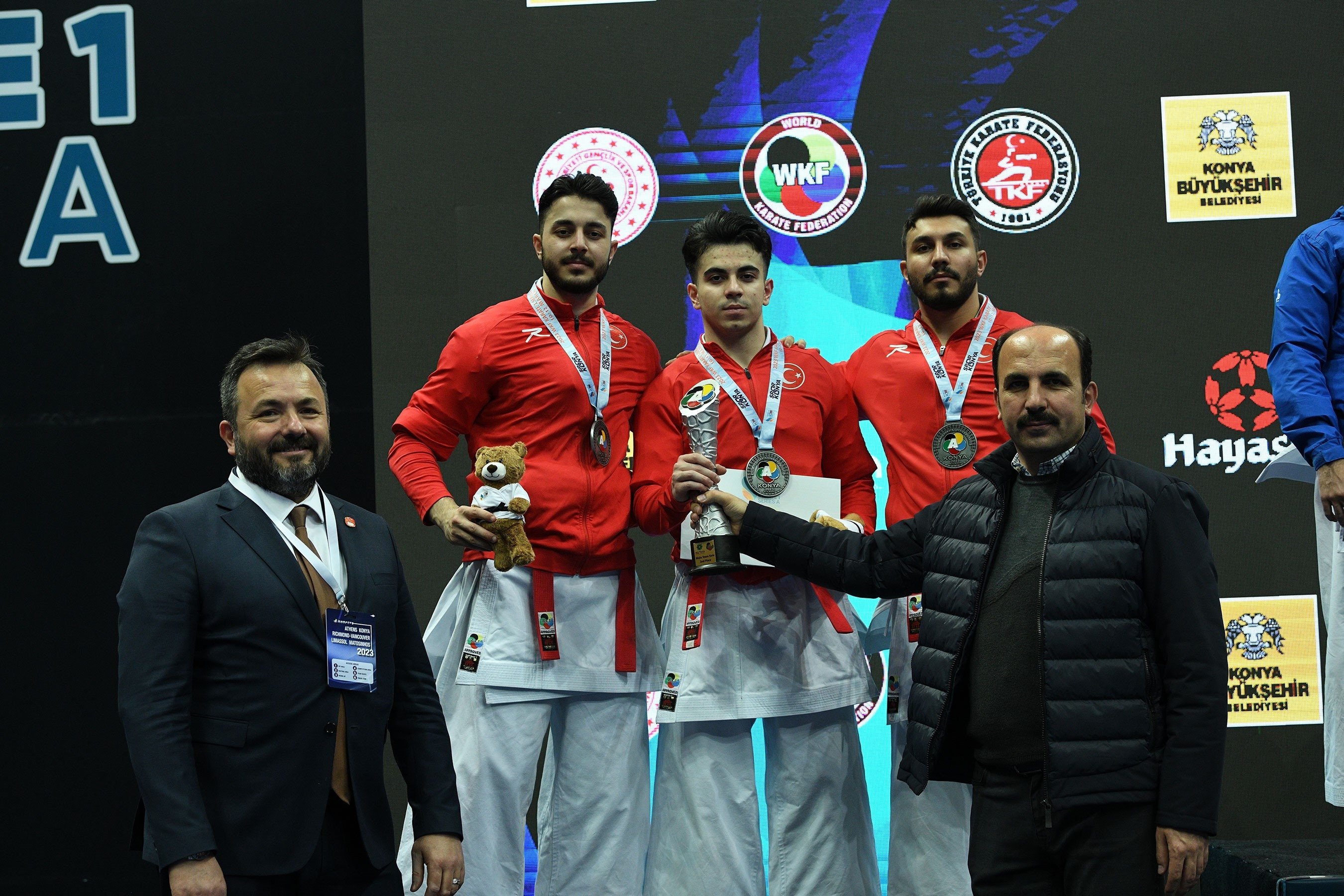 Karatekas peraih medali berdiri di podium setelah leg kedua kompetisi Olahraga Dunia Karate 1 A Series 2023, Konya, Türkiye, 11 Maret 2023. (Foto IHA)