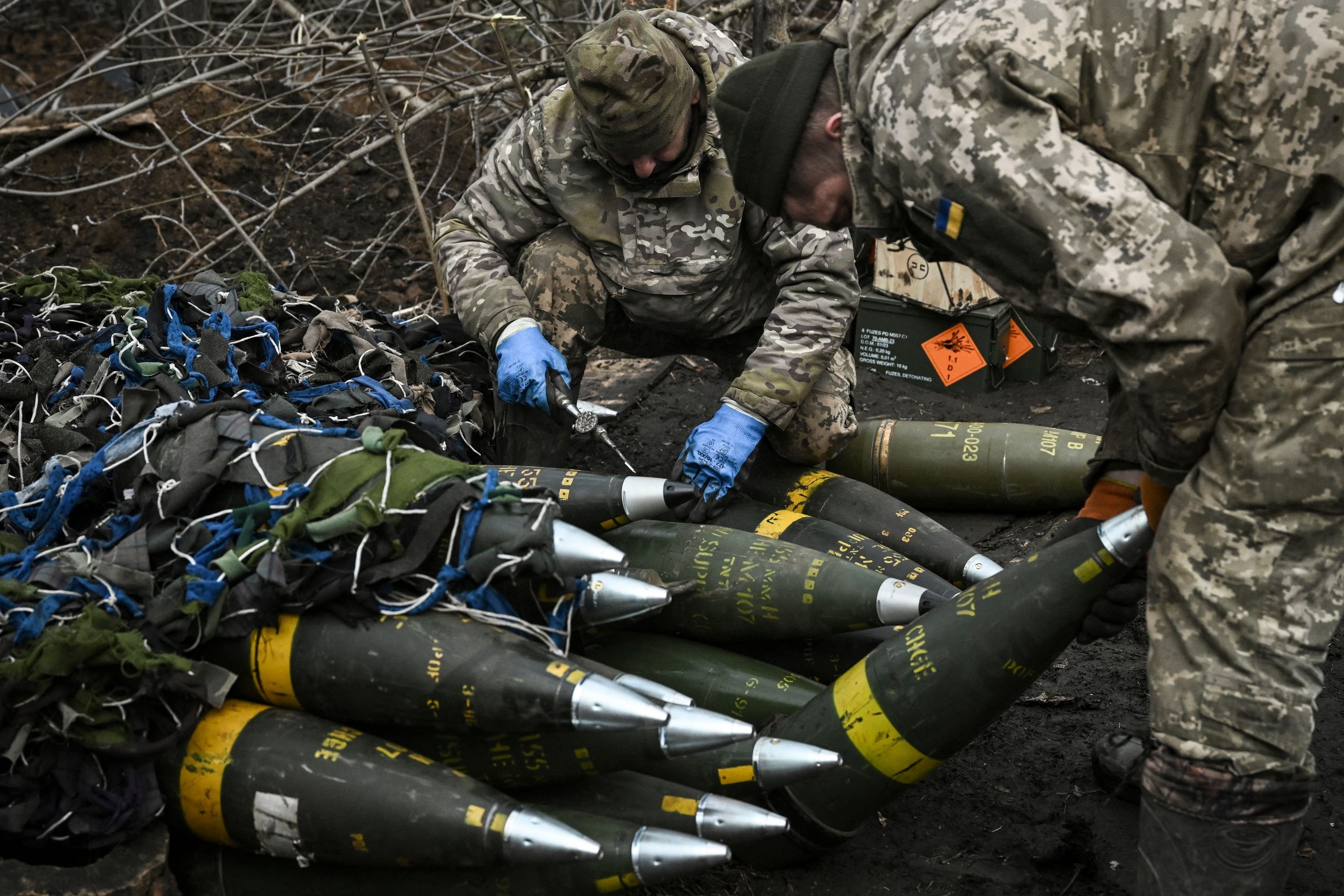 Prajurit Ukraina bersiap untuk menembakkan artileri ke posisi Rusia, Bakhmut, 11 Maret 2023. (Foto AFP)