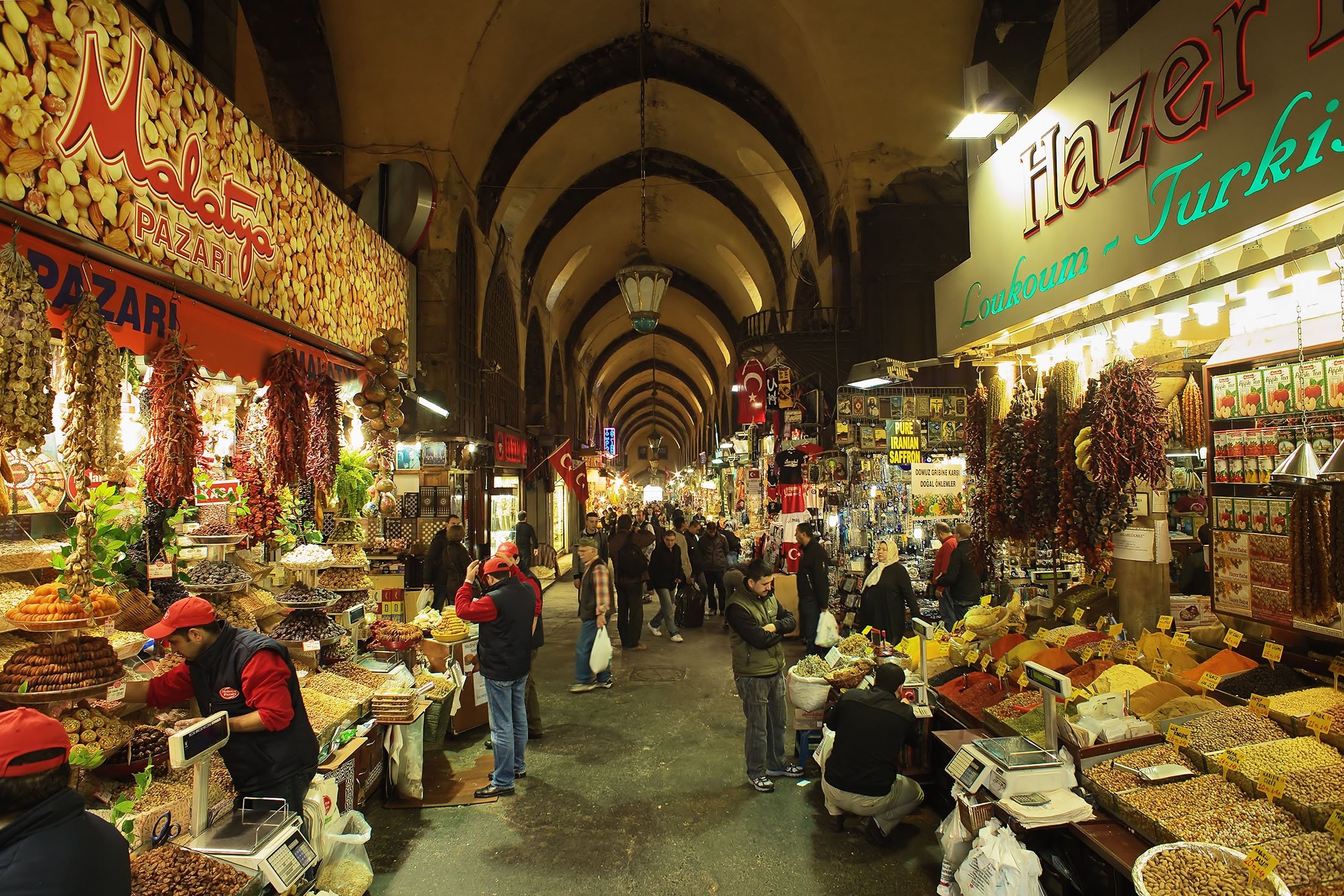 Rempah-rempah dan kacang-kacangan di berbagai toko di Spice Bazaar, Istanbul, Türkiye.  (Foto Shutterstock)