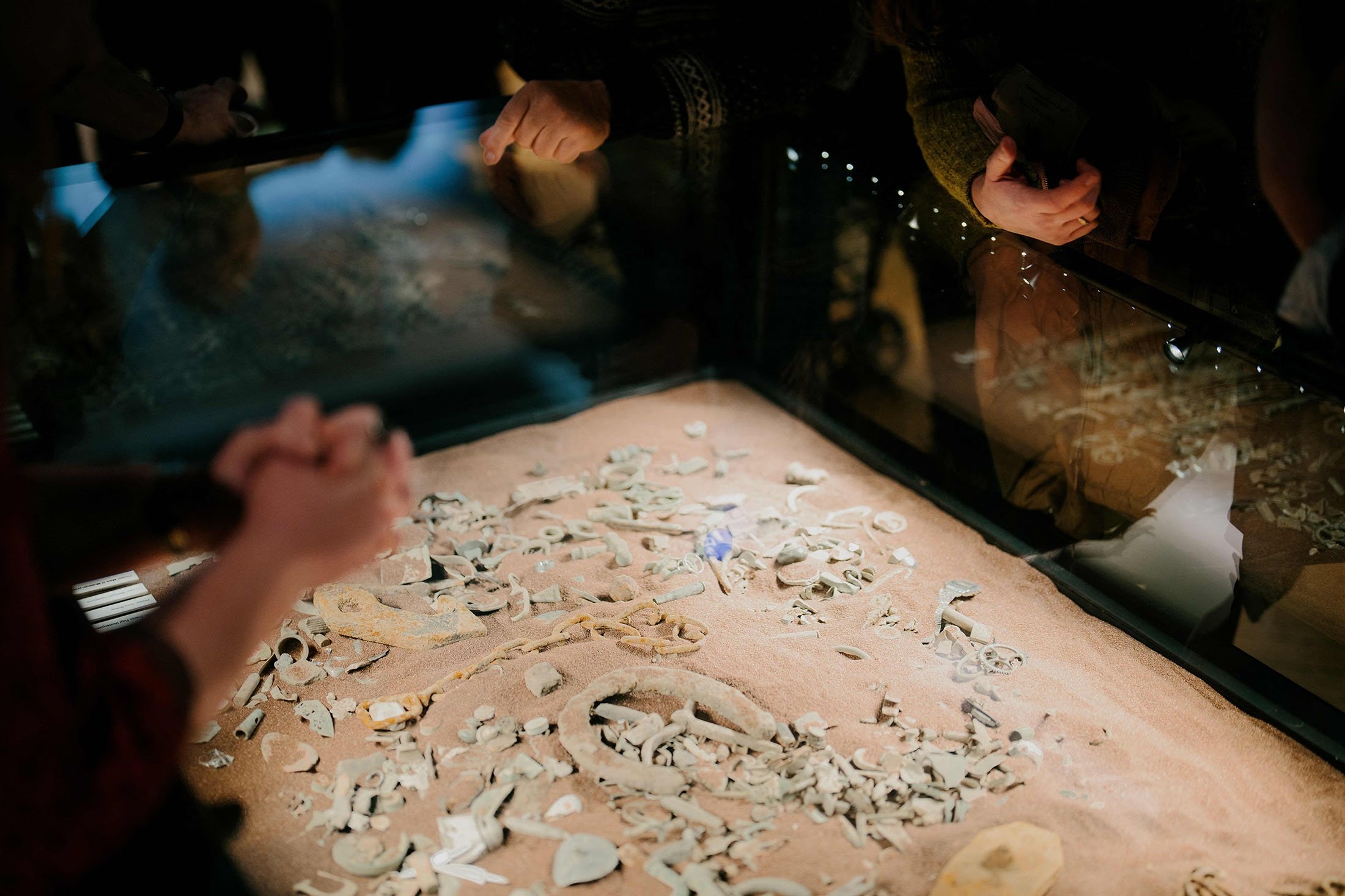Pengunjung melihat barang-barang yang ditemukan oleh para pemburu harta karun yang ditampilkan dalam pameran museum nasional Denmark, di Kopenhagen, Denmark, 4 Februari 2023. (Foto AFP)