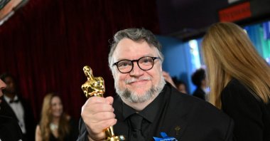 Guillermo del Toro poses with the Oscar for best animated feature film for &quot;Guillermo Del Toro&#039;s Pinocchio&quot; at the 95th Academy Awards in Hollywood, Los Angeles, California, U.S., March 12, 2023. (Reuters Photo)