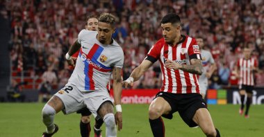 FC Barcelona's Raphinha in action with Athletic Bilbao's Yuri Berchiche during a LaLiga match at San Mames, Bilbao, Spain, March 12, 2023. (Reuters Photo) 