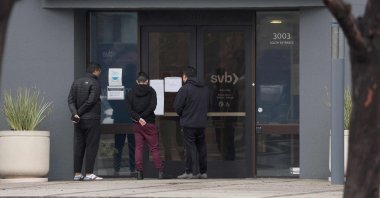 Employees stand outside of the shuttered Silicon Valley Bank (SVB) headquarters in Santa Clara, California, U.S., March 10, 2023. (AFP Photo)