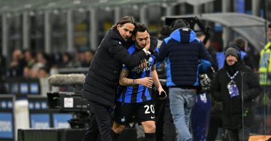 Inter Milan manager Simone Inzaghi (L) and forward Hakan Çalhanoğlu (R) of during the Serie A match between against AC Milan at Stadio Giuseppe Meazza, Milan, Italy, Feb. 5, 2023. (Getty Images Photo)