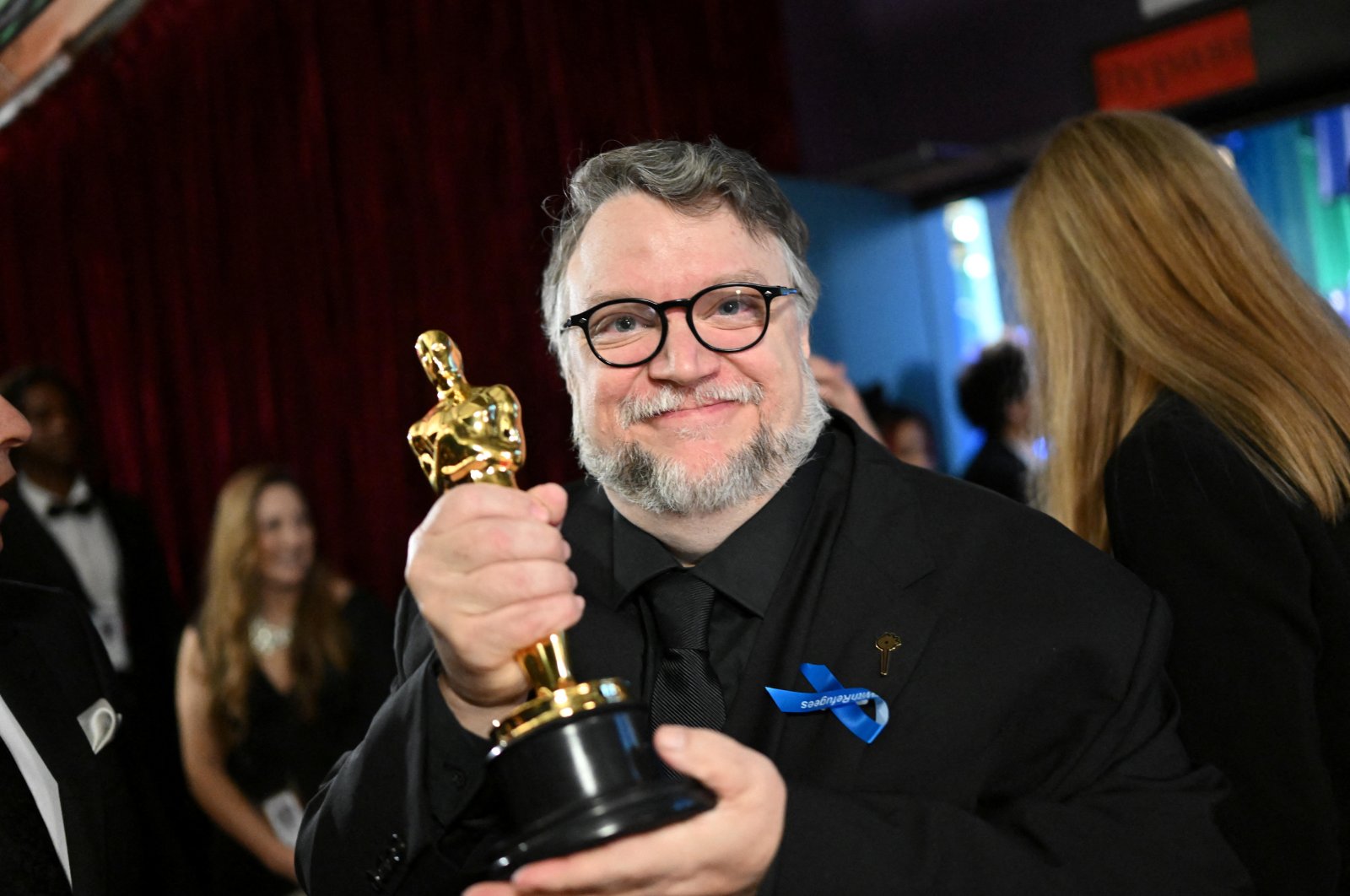 Guillermo del Toro poses with the Oscar for best animated feature film for &quot;Guillermo Del Toro&#039;s Pinocchio&quot; at the 95th Academy Awards in Hollywood, Los Angeles, California, U.S., March 12, 2023. (Reuters Photo)