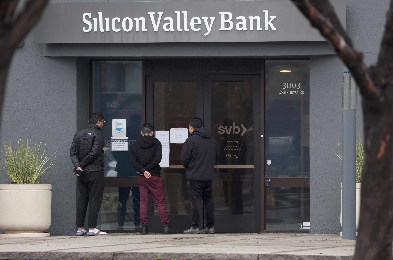 Employees stand outside of the shuttered Silicon Valley Bank (SVB) headquarters in Santa Clara, California, U.S., March 10, 2023. (AFP Photo)