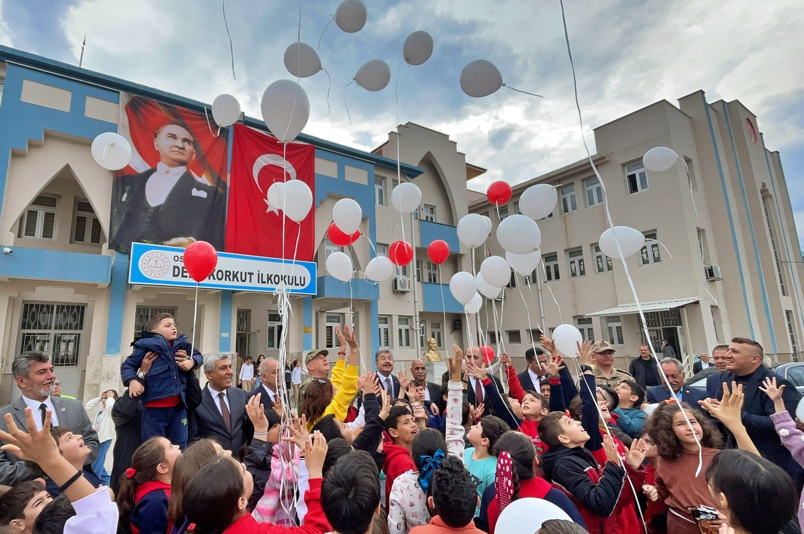 Students release red and white balloons in the garden of Dede Korkut Primary School to mark the first day of returning to clasrooms, Osmaniye, southern Türkiye, March 13, 2023. (AA Photo)