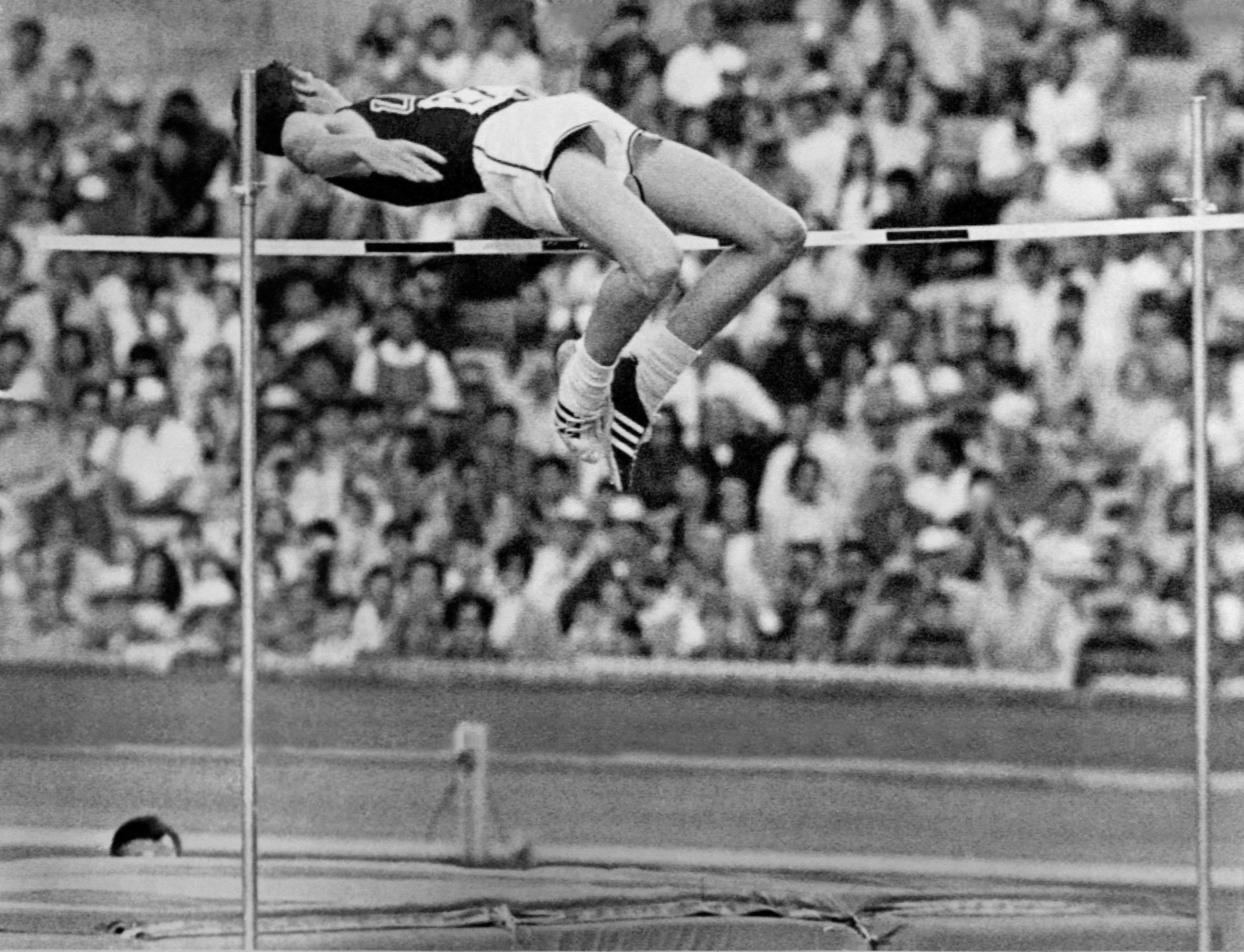 Almarhum atlet Amerika Dick Fosbury berkompetisi di final lompat tinggi putra dan memenangkan medali emas dengan gaya lompat baru di Pertandingan Olimpiade Meksiko, Mexico City, Meksiko, 20 Oktober 1968. (AFP Photo)