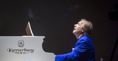 French pianist Richard Clayderman performs during his New Year's concert at Guangzhou Gymnasium, China, Jan. 2, 2018. (Getty Images Photo)