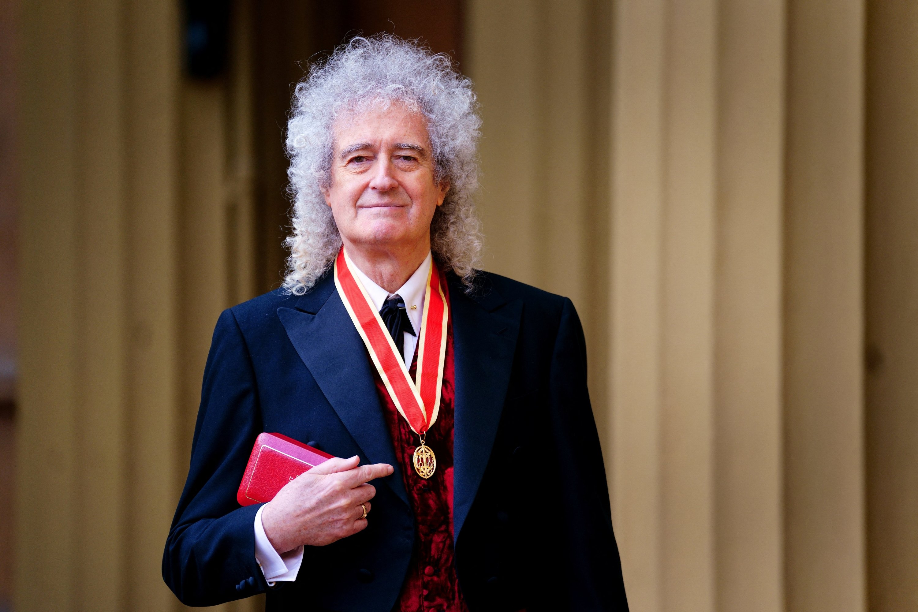 Brian May dari band Queen setelah diangkat menjadi Sarjana Ksatria untuk layanan musik dan amal oleh Raja Charles III selama upacara penobatan di Istana Buckingham, London, Inggris, 14 Maret 2023. (Foto Reuters)