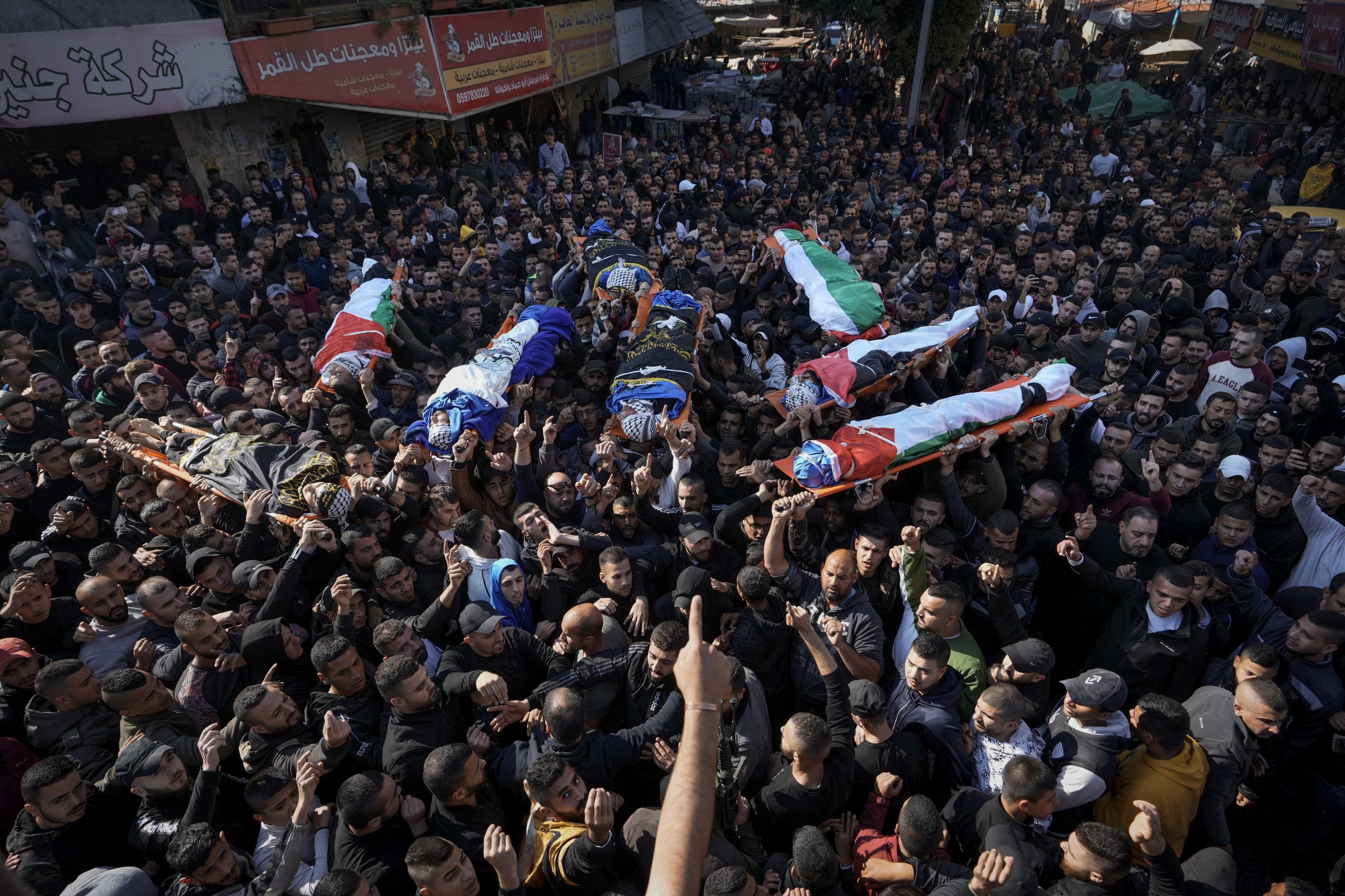 Para pelayat membawa jenazah delapan warga Palestina saat pemakaman bersama di kota Jenin, Tepi Barat, Palestina yang diduduki, 26 Januari 2023. (Foto AP)