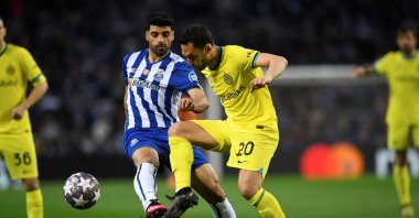 Inter Milan&#039;s Turkish midfielder Hakan Çalhanoğlu (R) vies with FC Porto&#039;s Iranian forward Mehdi Taremi during the UEFA Champions League last 16 second leg football match at the Dragao stadium, Porto, Portugal, March 14, 2023. (AFP Photo)