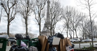 Garbage cans overflowing with trash in Paris, France, March 12, 2023 (EPA Photo)