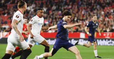 Sevilla's midfielders Nemanja Gudelj (L) and Fernando Reges (2nd L) vie for the ball with Fenerbahçe's midfielder Ferdi Kadioglu (R) during the UEFA Europa League Round of 16, 1st leg match, Seville, Spain, March 9, 2023. (EPA Photo)