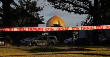 A police officer stands guard in front of the Masjid Al Noor mosque in Christchurch, New Zealand, March 17, 2019. (AP Photo)