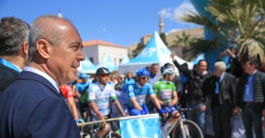 Turkish Cycling Federation President Emin Müftüoğlu stands at the race starting point, Bodrum, Türkiye, April 10, 2023. (Courtesy of Turkish Cycling Federation)