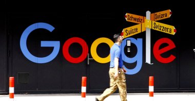 A man walks past a logo of Alphabet Inc&#039;s Google in front of an office building in Zurich, Switzerland, July 1, 2020. (Reuters Photo)