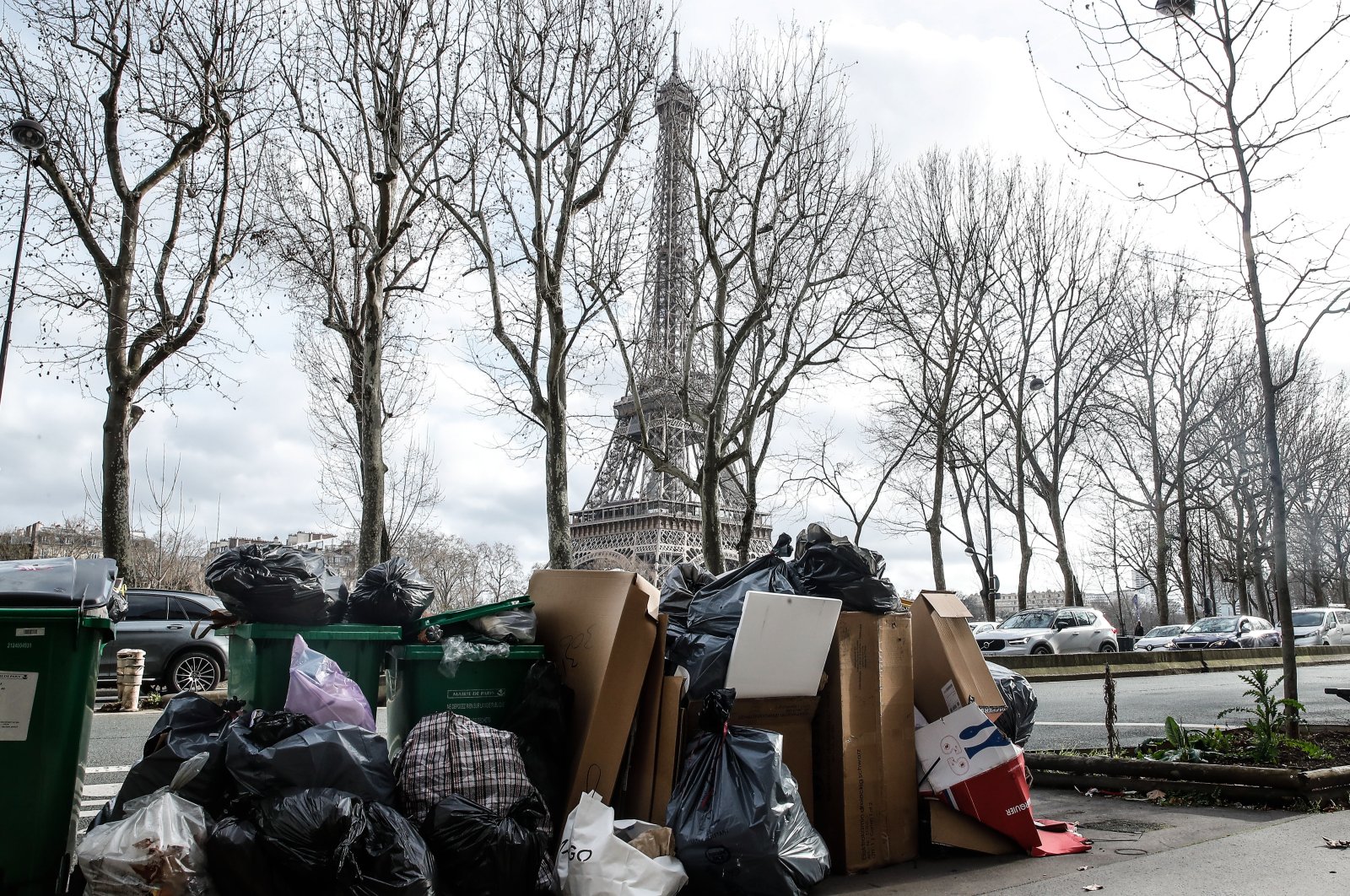Garbage cans overflowing with trash in Paris, France, March 12, 2023 (EPA Photo)