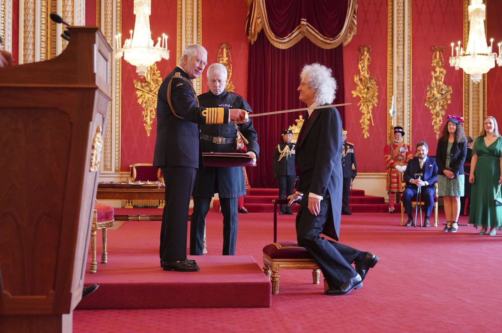 Raja Charles menganugerahkan gelar ksatria kepada Brian May, gitaris Queen