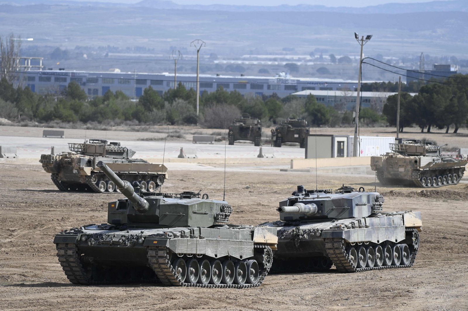 Ukrainian military personnel receive armored manoeuvre training on German-made Leopard 2 battle tanks at the Spanish army&#039;s training centre of San Gregorio in Zaragoza, Spain, March 13, 2023. (AFP Photo)