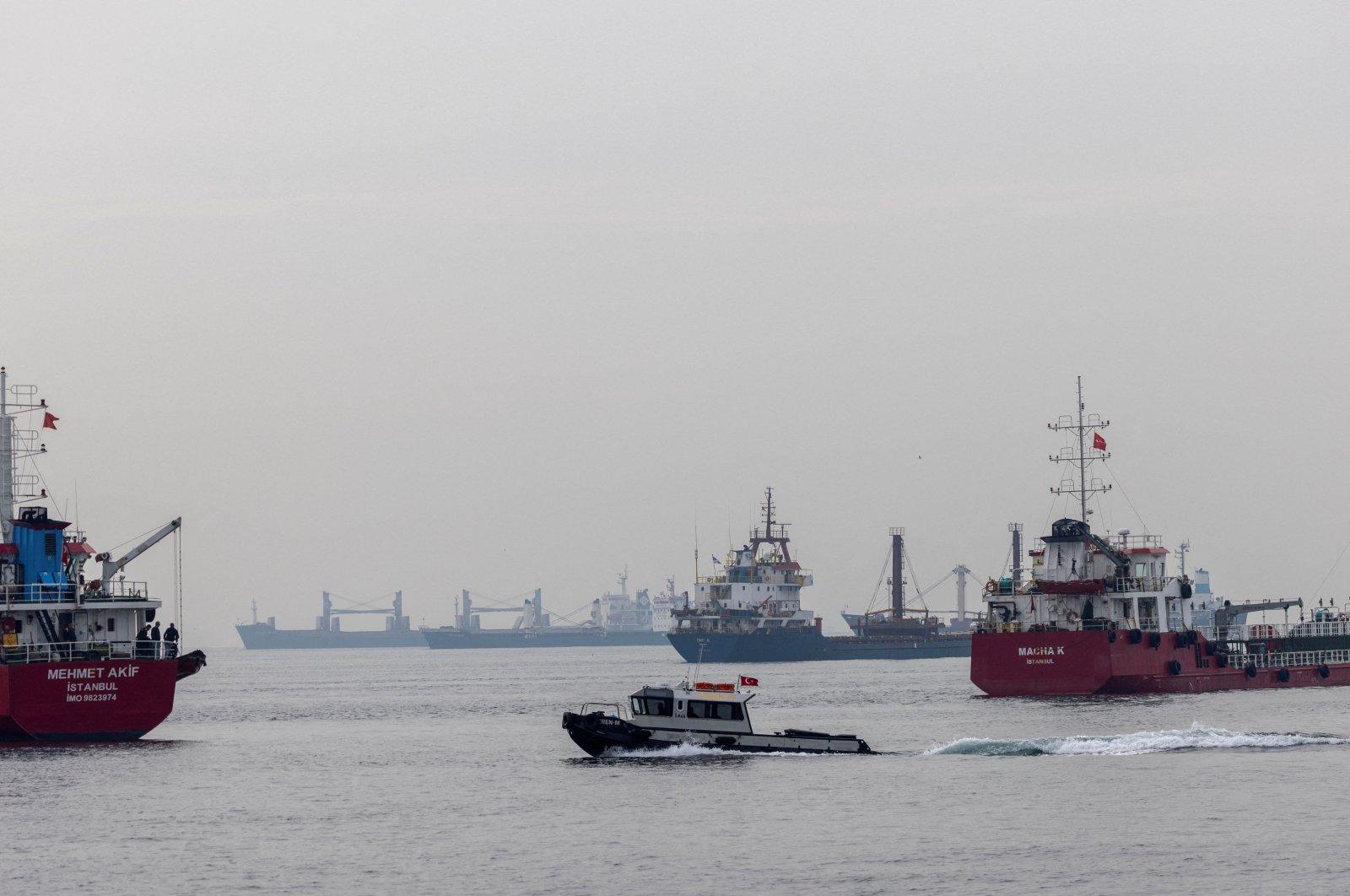 Commercial vessels, including vessels that are part of the Black Sea grain deal, wait to pass the Bosporus off the shores of Yenikapi during a misty morning in Istanbul, Türkiye, Oct. 31, 2022. (Reuters File Photo)