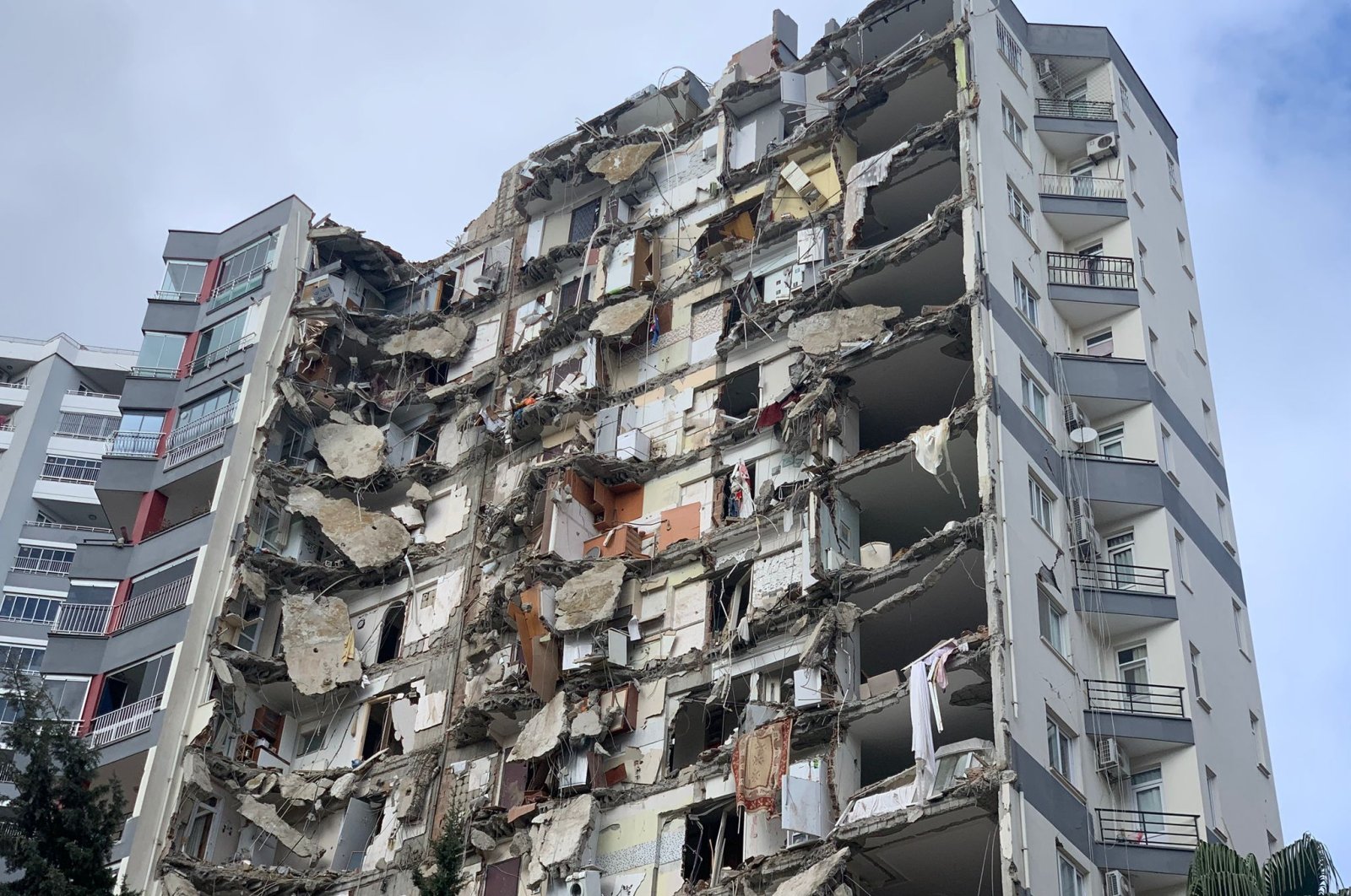 A building was damaged in the second earthquake on Feb. 6 in Adana, Türkiye, March 15, 2023. (DHA Photo)