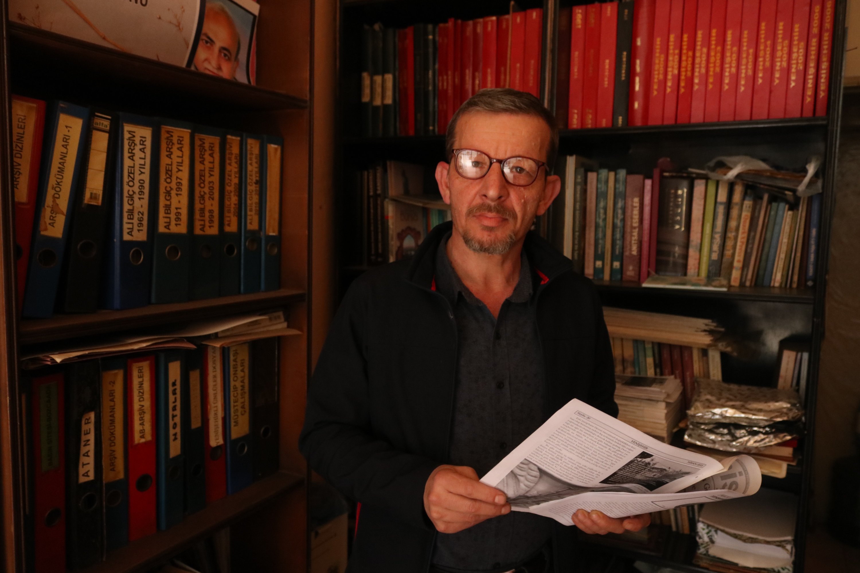 Mesut Biçer, seorang sejarawan yang tinggal di distrik Yenişehir Bursa selama wawancara, Bursa, Türkiye, 15 Maret 2023. (Foto IHA)