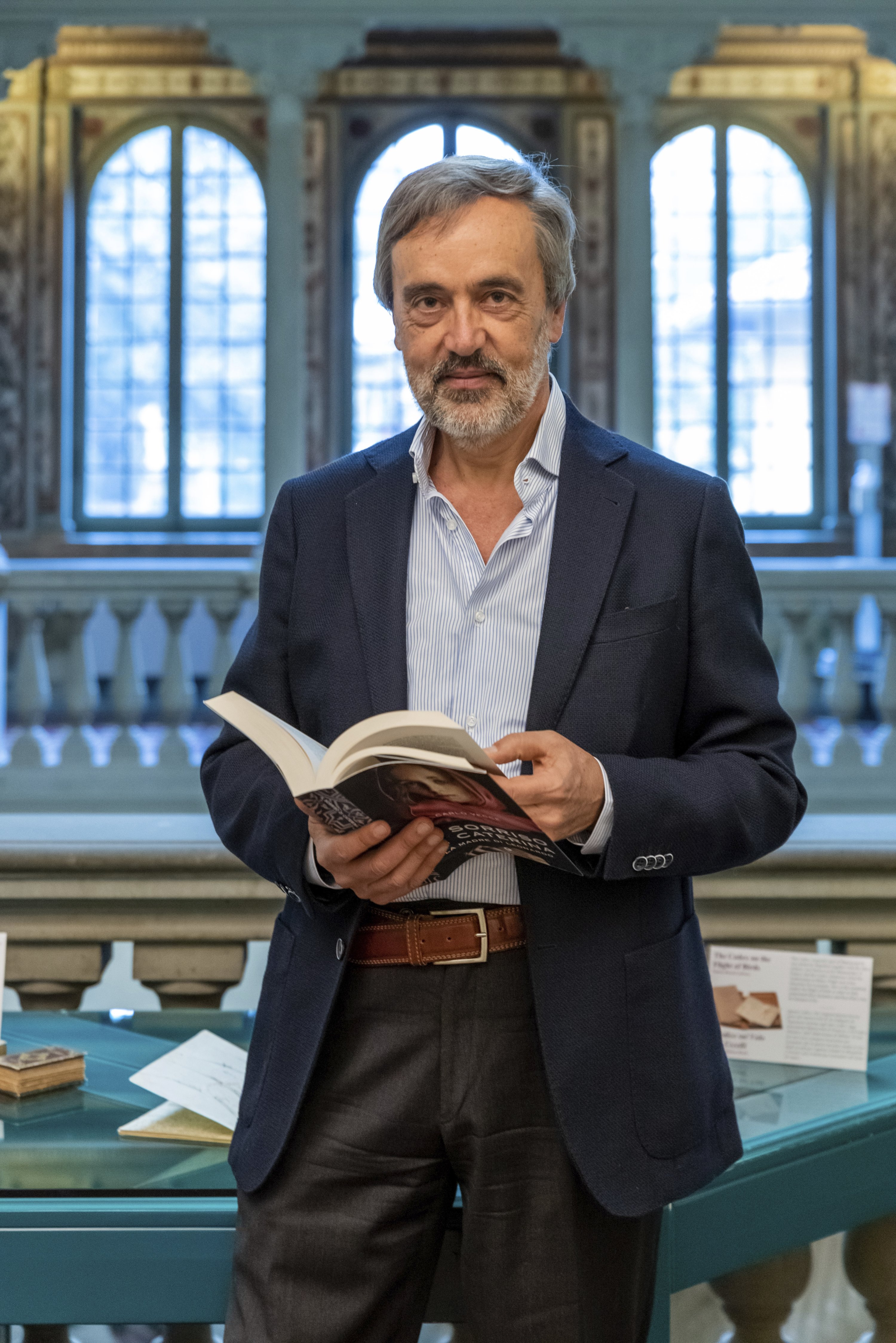 Gambar dari penerbit Italia Giunti Editore ini menunjukkan sejarawan Carlo Vecce berpose dengan novel terbarunya 