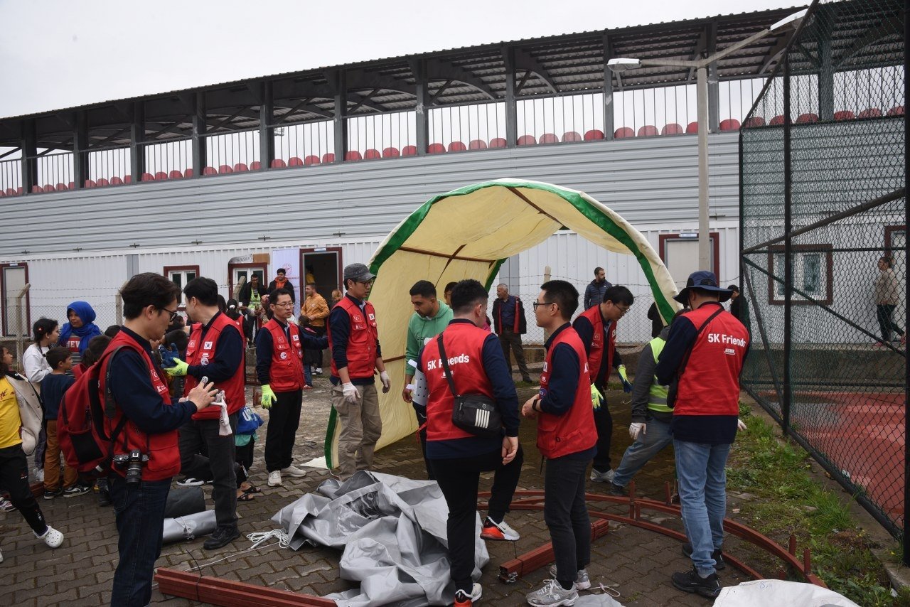 Tim relawan Korea (kiri) membantu korban gempa di Osmaniye, Türkiye selatan, 15 Maret 2023. (Foto IHA)