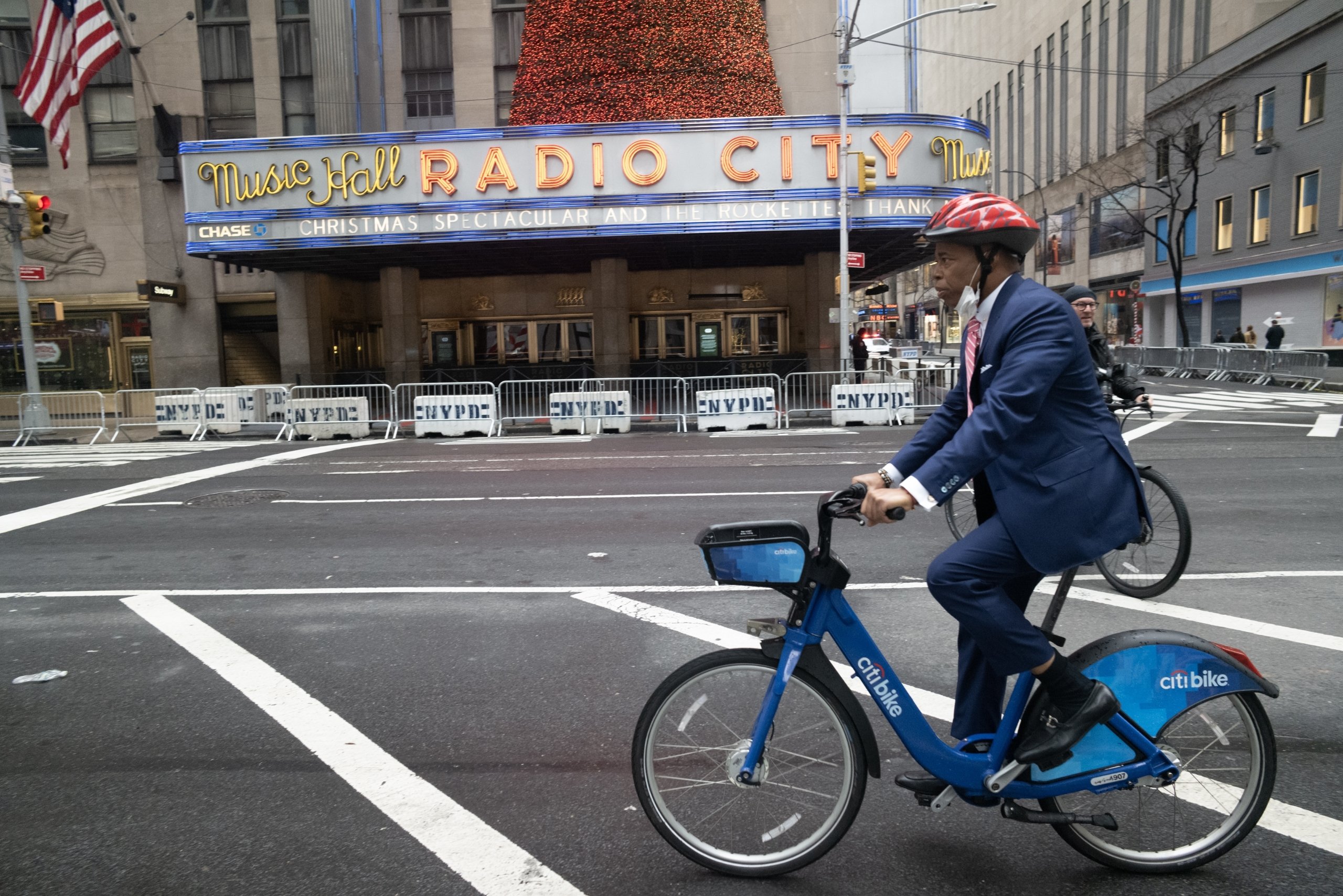 Walikota New York Eric Adams mengendarai sepedanya melewati Radio City Music Hall di Avenue of the Americas dalam perjalanan ke kantor, New York, AS, 7 Agustus 2021. (Foto dpa)