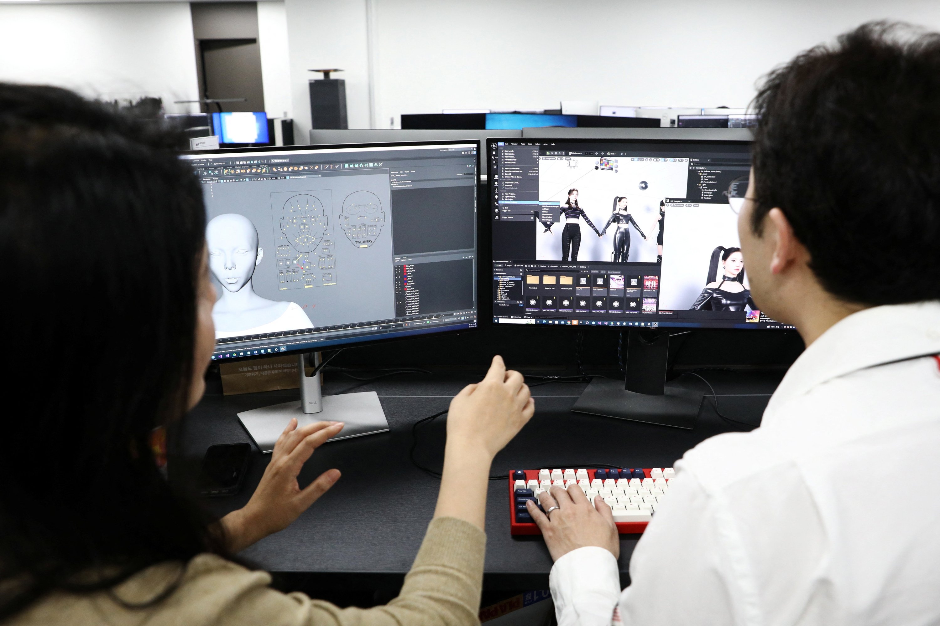 Teknik Departman başkanı Kang Sung-ku ve Metaverse Entertainment İş Bölümü Departmanı başkanı Chu Ji-yeon, 9 Mart 2023'te Seul, Güney Kore'de sanal kız grupları MAVE üzerinde çalışıyorlar. (Reuters Fotoğrafı)