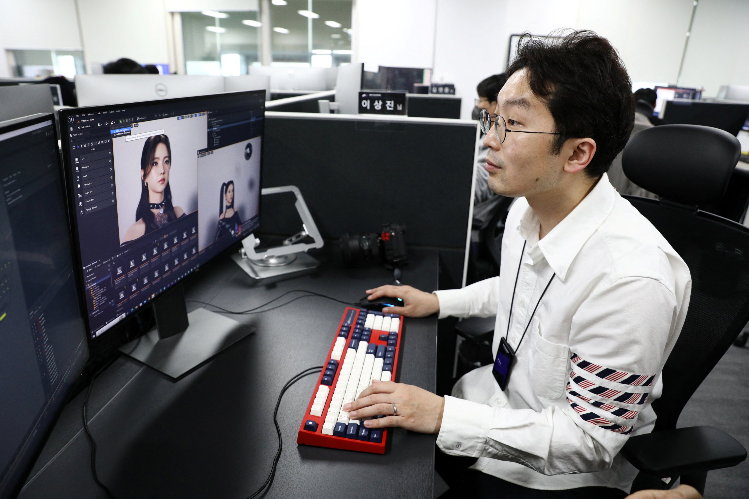 Kang Sung-ku, kepala Departemen Teknis Metaverse Entertainment, mengerjakan girl grup virtual mereka MAVE di Seoul, Korea Selatan, 9 Maret 2023. (Foto Reuters)