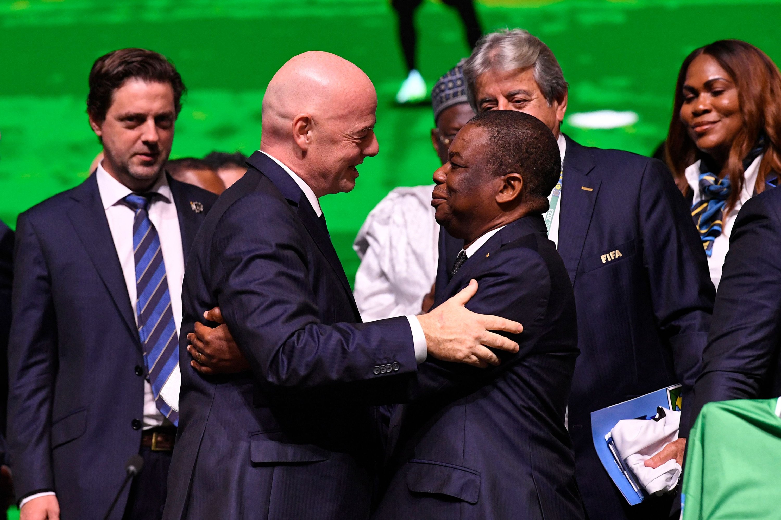 Presiden FIFA Gianni Infantino (kedua dari kiri) diberi selamat oleh para delegasi setelah pemilihannya kembali selama Kongres FIFA ke-73, Kigali, Rwanda, 16 Maret 2023. (AFP Photo)