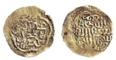The front and the back of the coin claimed to be the Ottoman Empire's first ever minted coin is now displayed in the Museum of Islamic Arts in Doha, Qatar, March 15, 2023. (IHA Photo)
