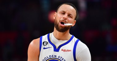 Golden State Warriors guard Stephen Curry reacts against the Los Angeles Clippers during the second half at Crypto.com Arena, Los Angeles, USA, Mar 15, 2023. (Reuters Photo)