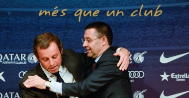 FCB Vice President Josep Maria Bartomeu (R) hugs President Sandro Rosell (L) after the press conference announcing his resignation, Barcelona, Spain, Jan. 23, 2014. (Getty Images File Photo)