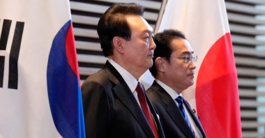 South Korean President Yoon Suk Yeol (L) and Japanese Prime Minister Fumio Kishida attend an honor guard ceremony, Tokyo, Japan, March 16, 2023. (Reuters Photo)