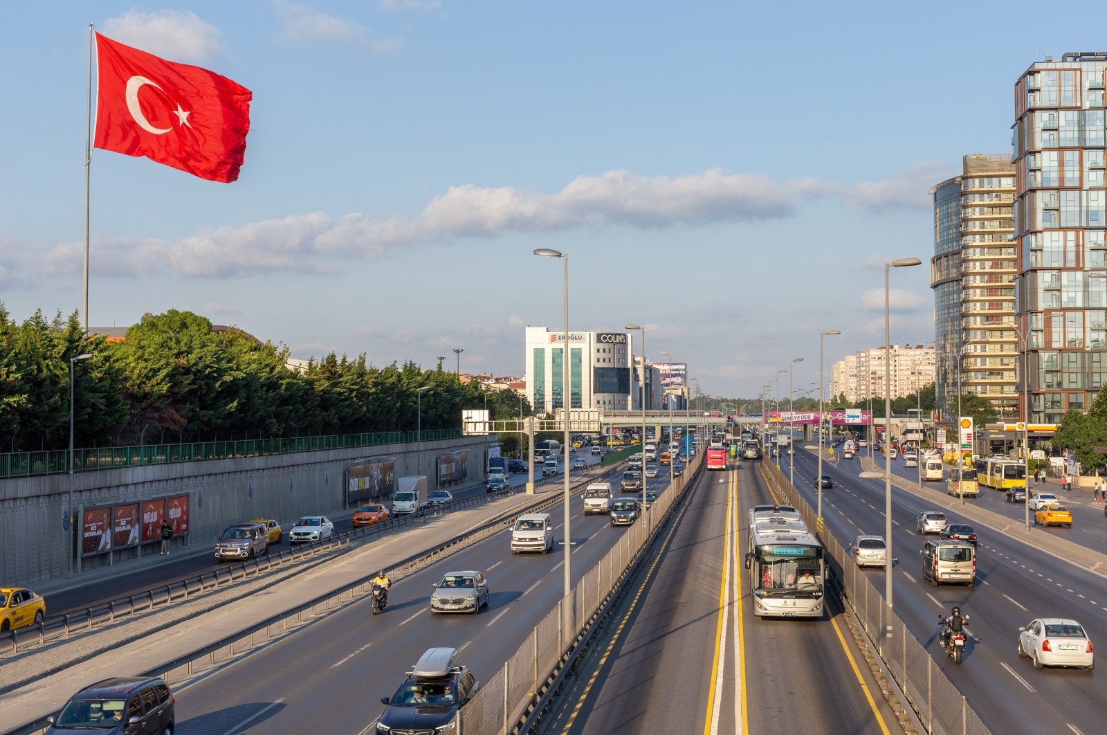 The metrobus expressway on the E5 highway in the Yenibosna district of Istanbul, Türkiye, July 8, 2022. (Shutterstock Photo)