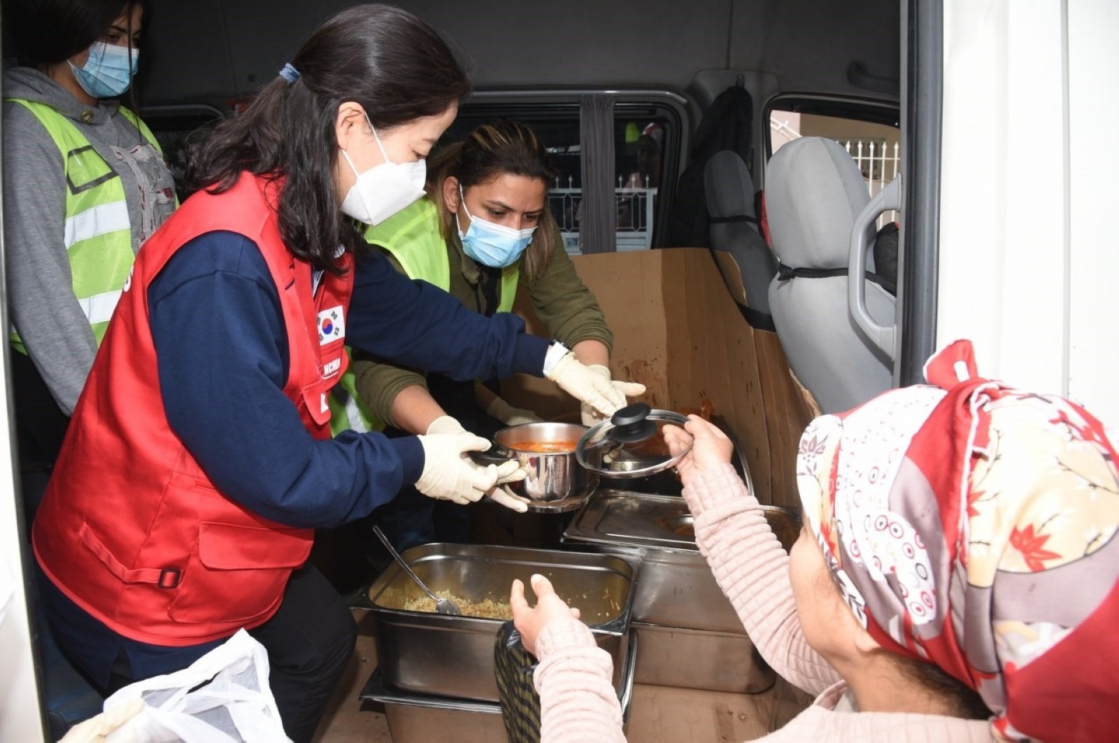 Relawan Korea Selatan membantu korban gempa di Osmaniye Türkiye